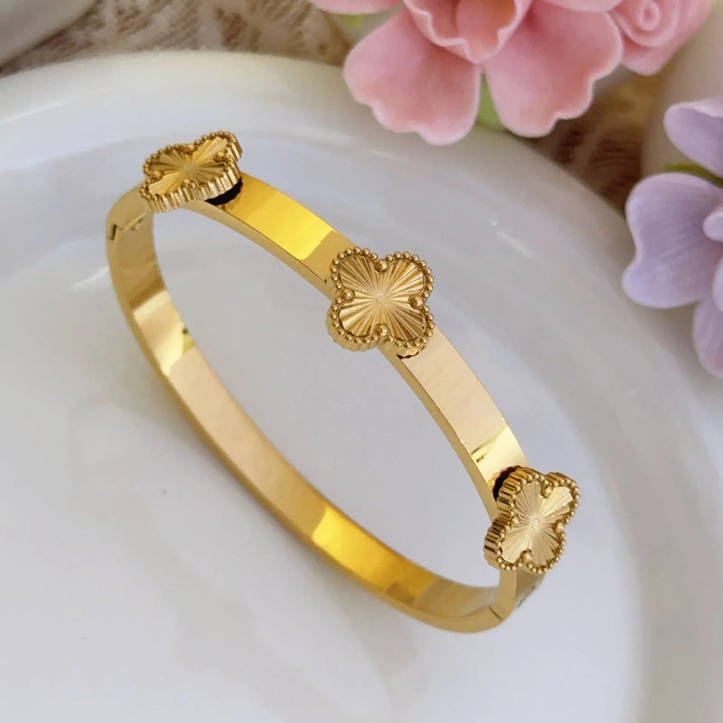 Elegant Gold Clover Bracelet