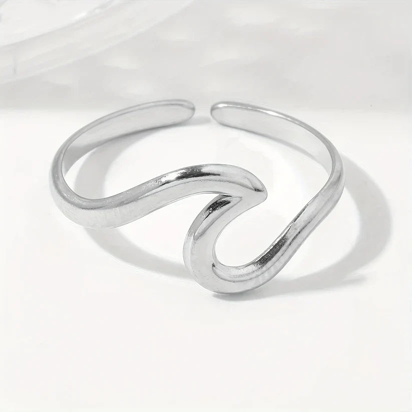 Adjustable Ring With Wave Design in Gold