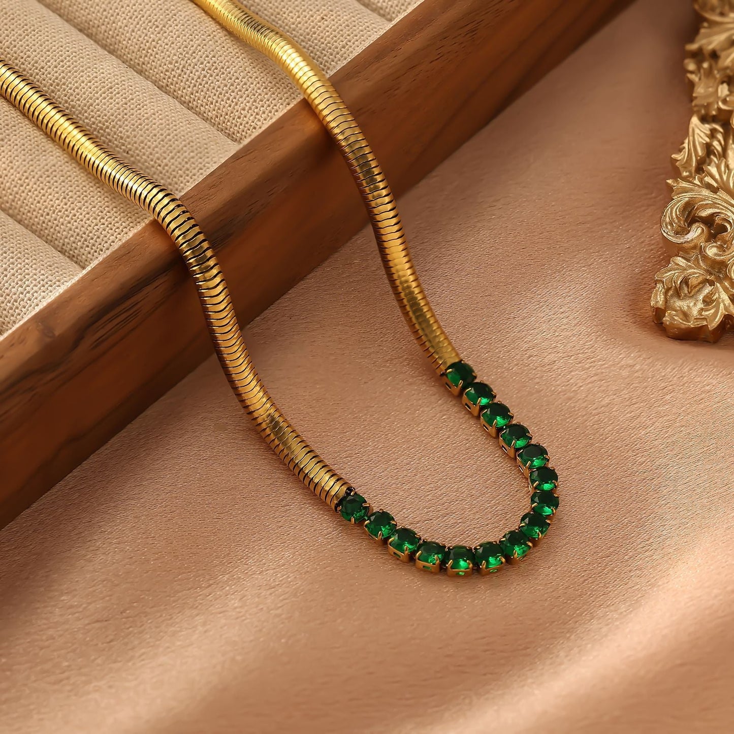 Elegant Emerald Gold Necklace