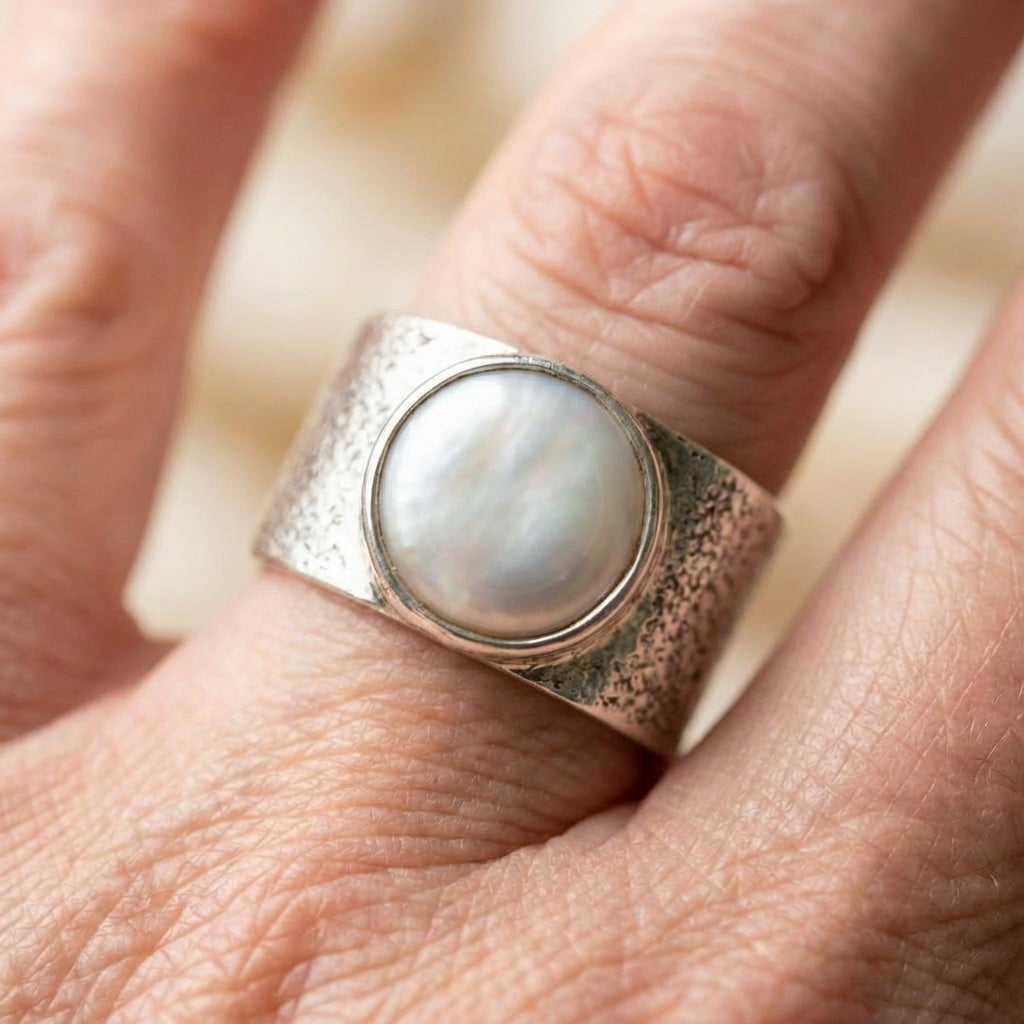 Vintage Inlaid White Pearl Silver Ring