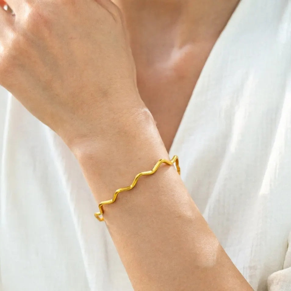 Elegant Wavy Gold Bracelet