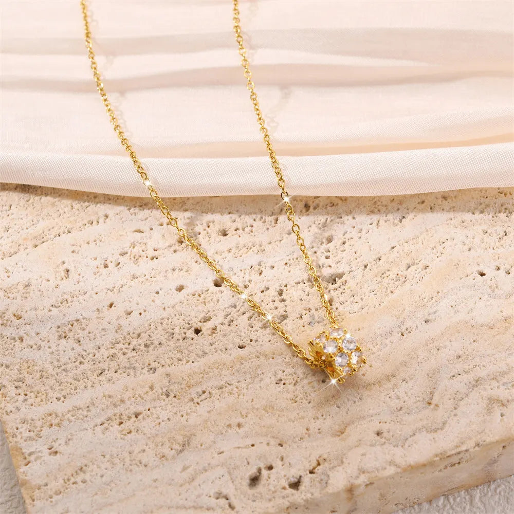 Elegant Gold Pendant Necklace