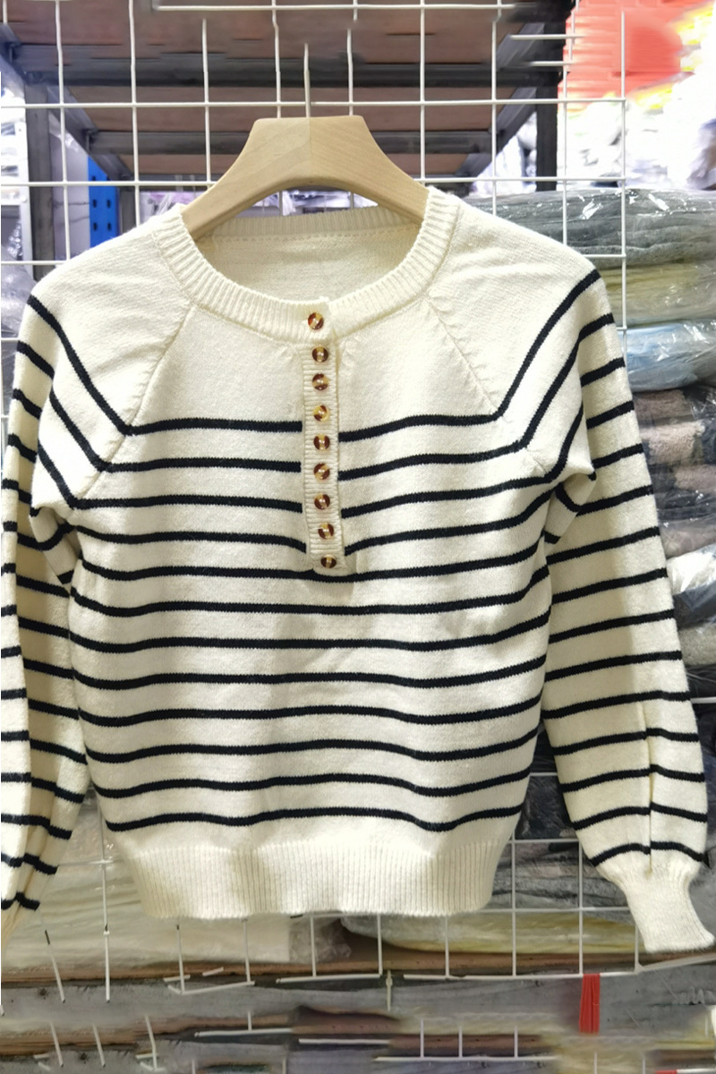 Stripe Buckle Weave Contrast O Neck Sweaters