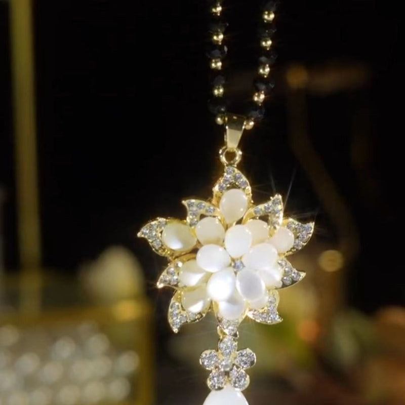 Elegant Pearl Flower Necklace