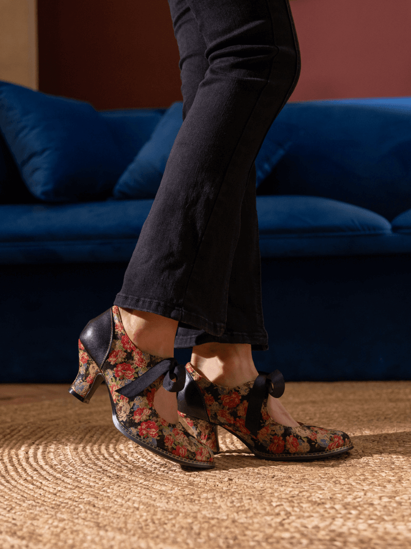 Soffia | Stefania Tie Bow Lace-up Leather Pump