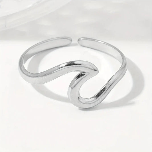 Adjustable Ring With Wave Design in Gold