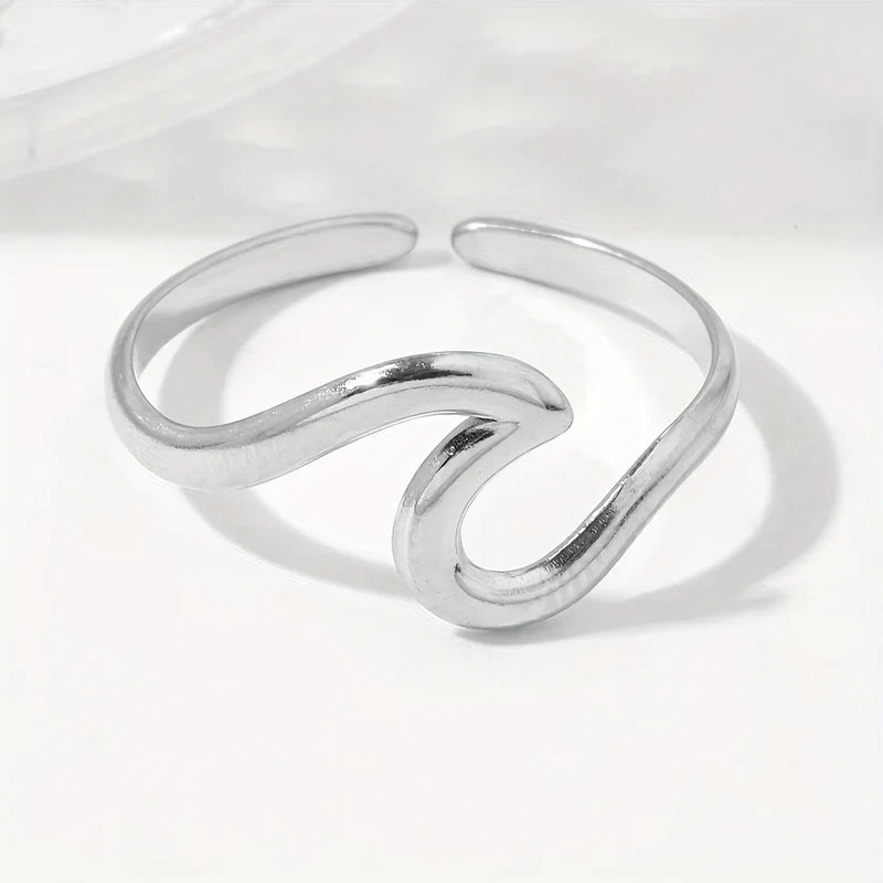 Adjustable Ring With Wave Design in Gold