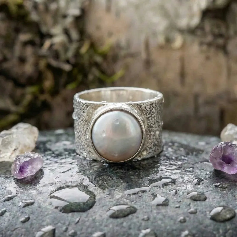 Vintage Inlaid White Pearl Silver Ring