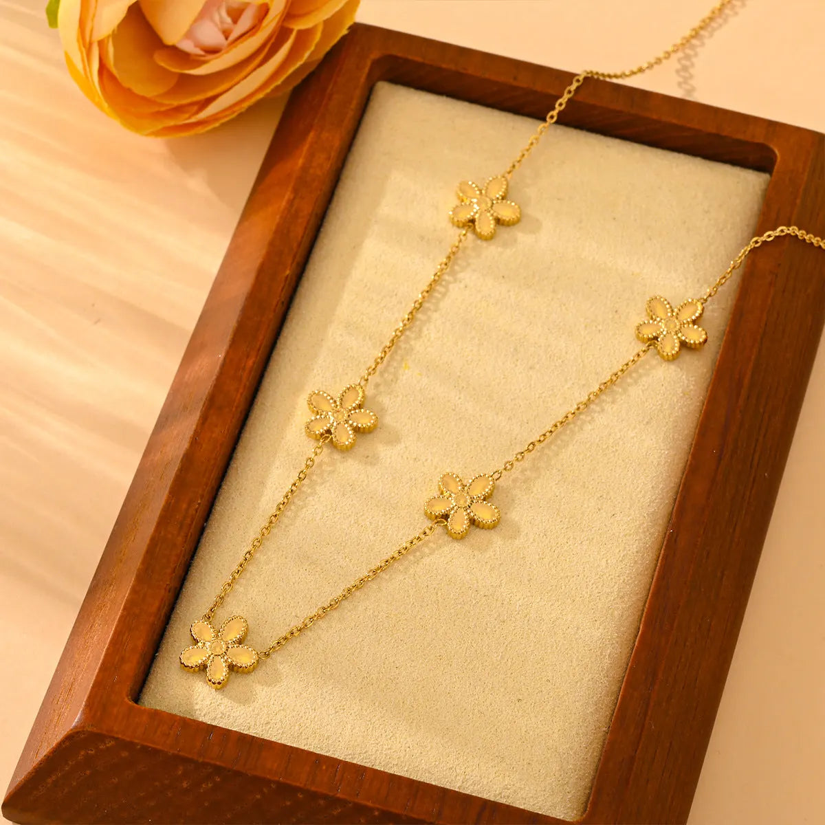 Elegant Gold Flower Necklace