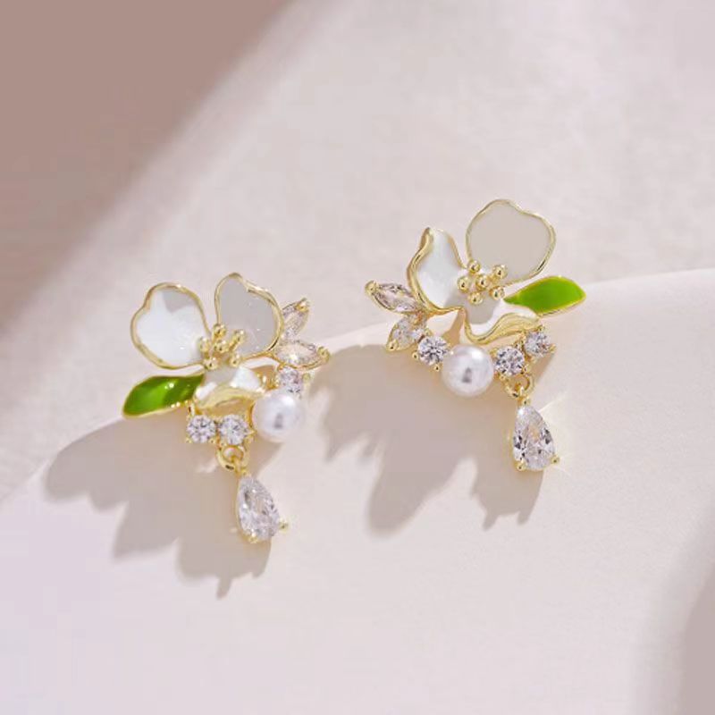 Elegant Pearl Flower Earrings
