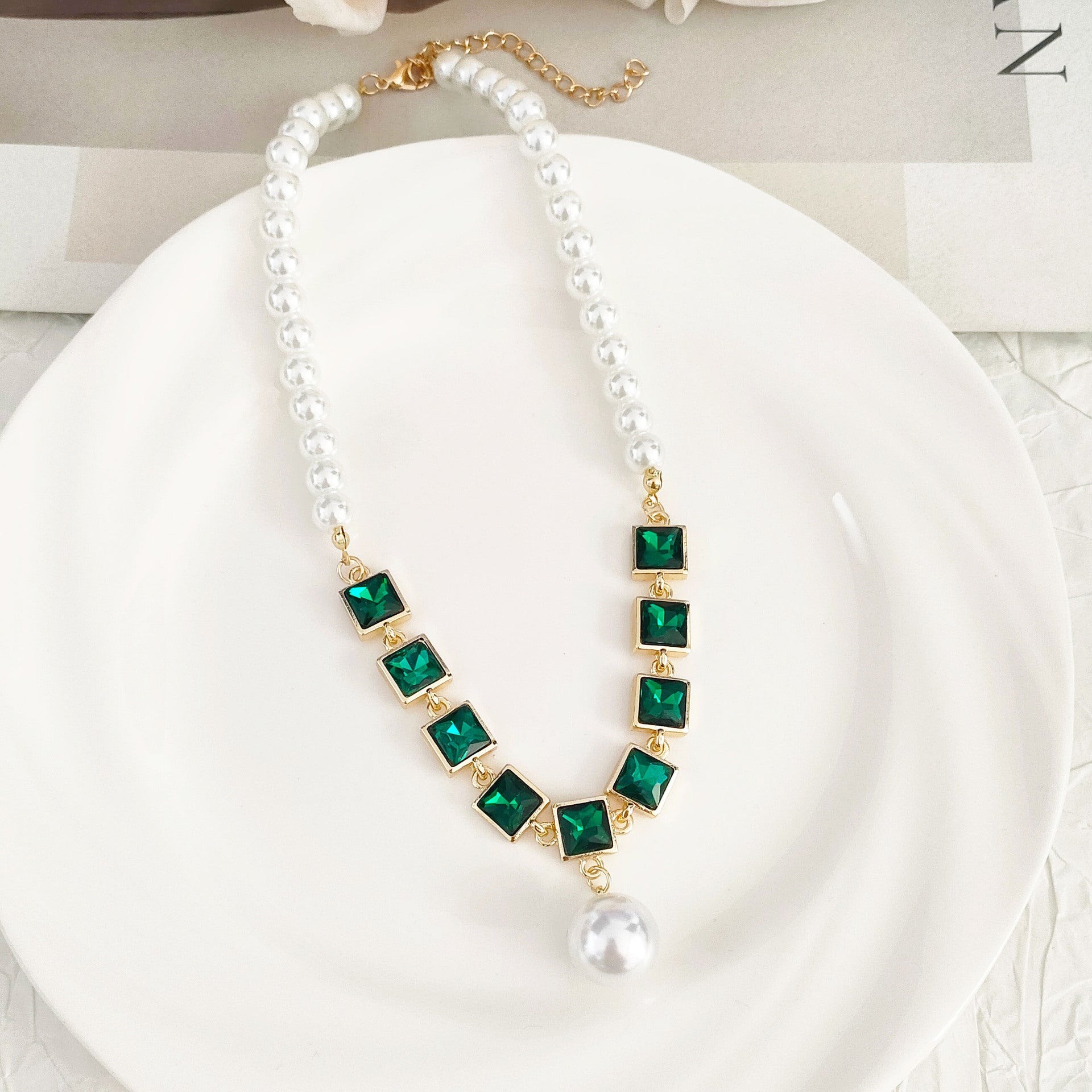 Elegant Emerald Pearl Necklace