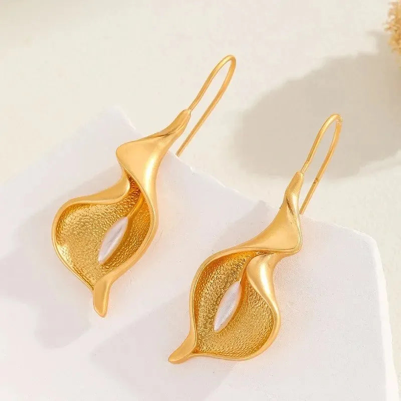 Elegant Gold Flower Earrings