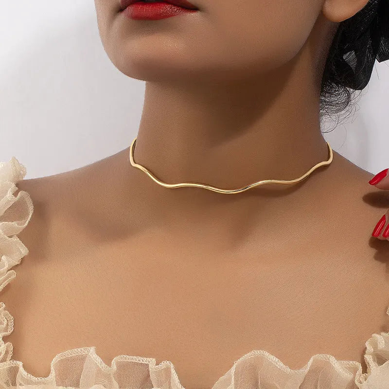 Elegant Wavy Gold Necklace