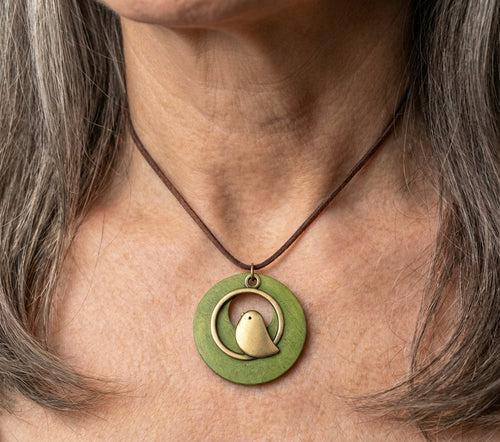 A Vintage Boho Green Wood Bird Pendant Long Necklace