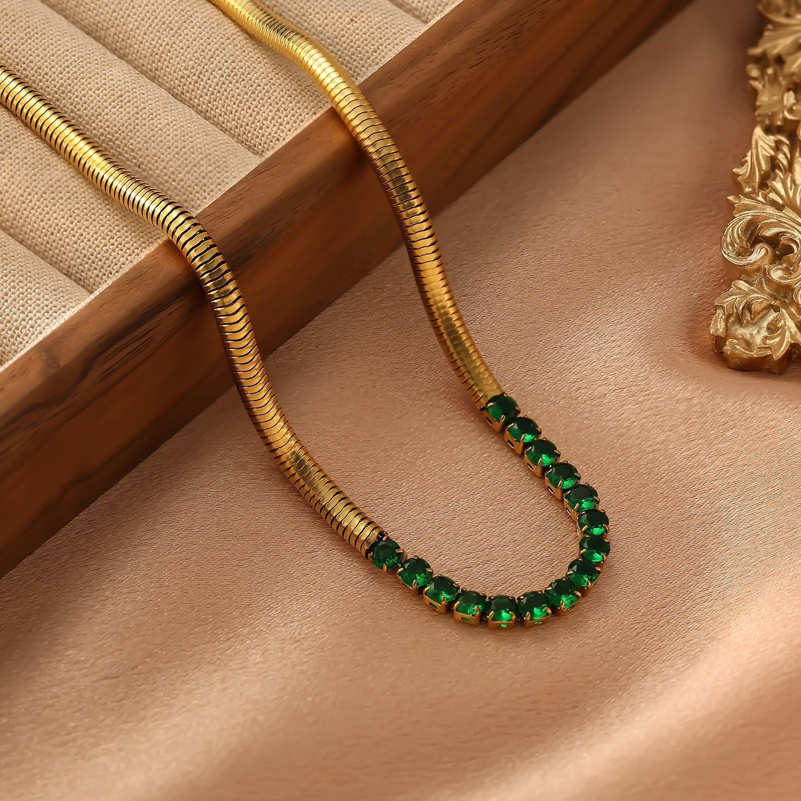Elegant Emerald Gold Necklace