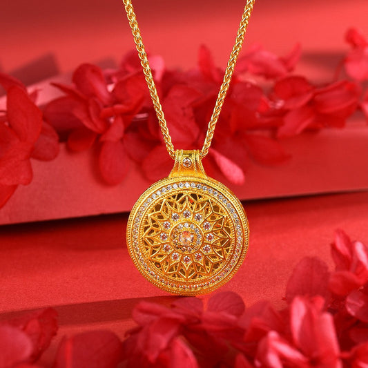 Elegant Gold Pendant Necklace