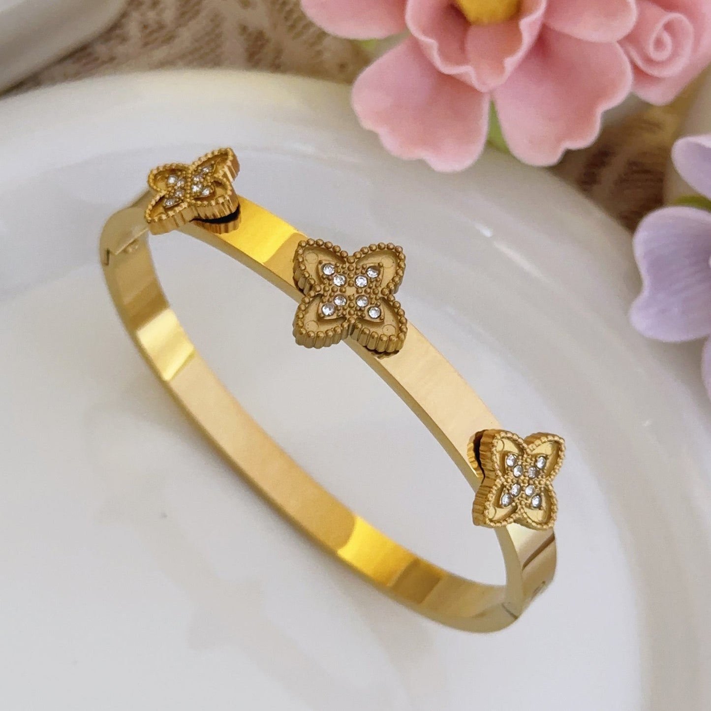 Elegant Gold Clover Bracelet