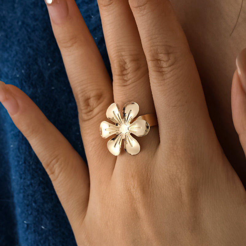 Classic Daisy Ring