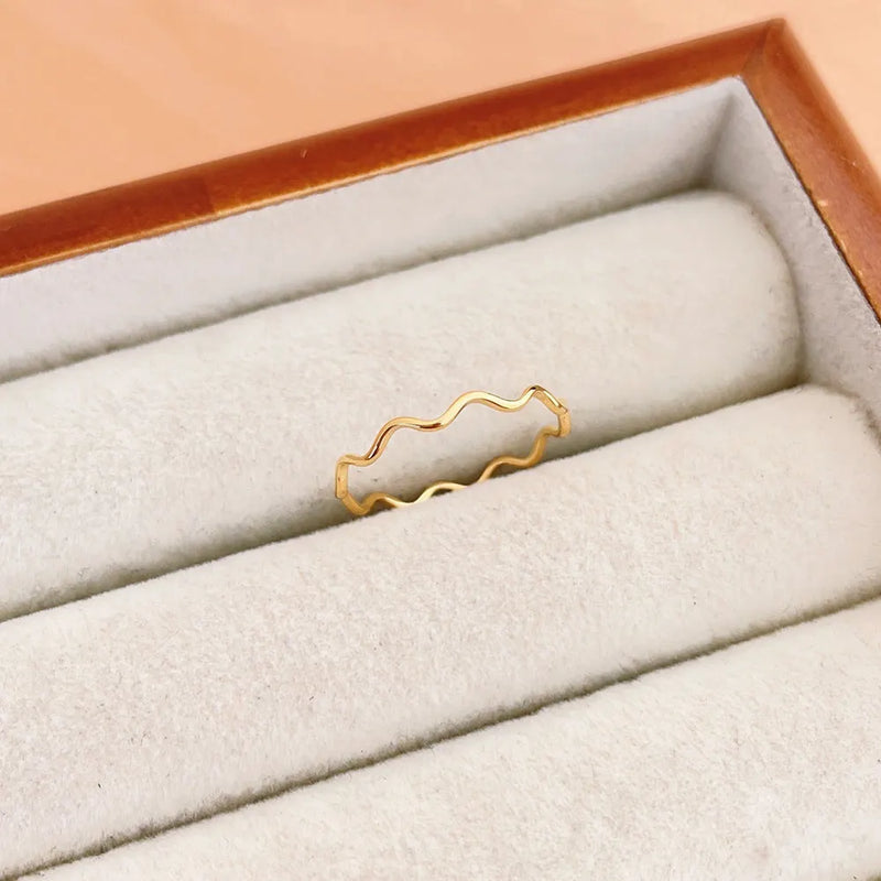 Minimalist Wavy Gold Ring
