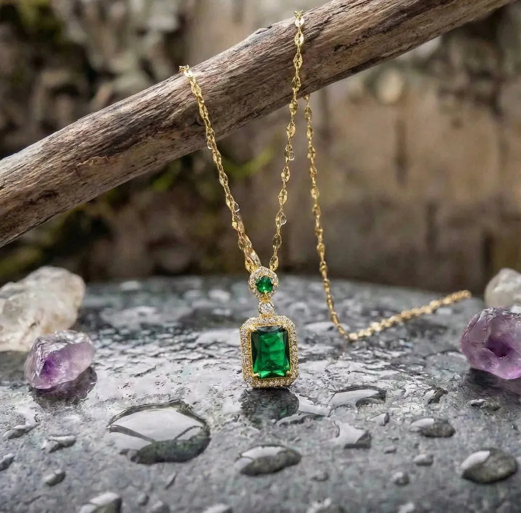 Vintage Green Stone Pendant Necklace
