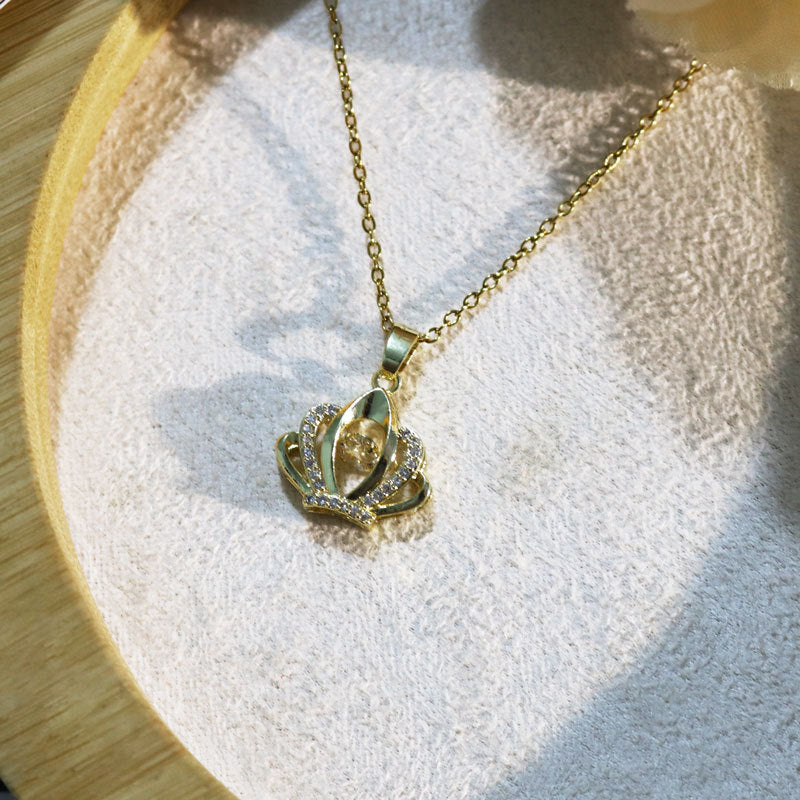 Elegant Gold Pendant Necklace