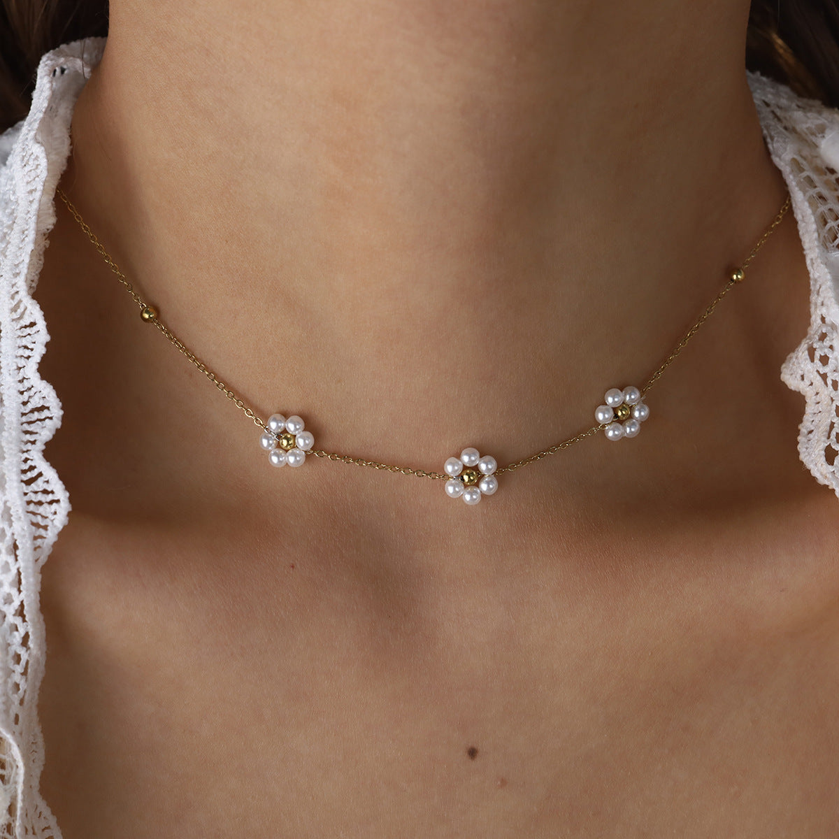 Elegant Pearl Daisy Flower Choker