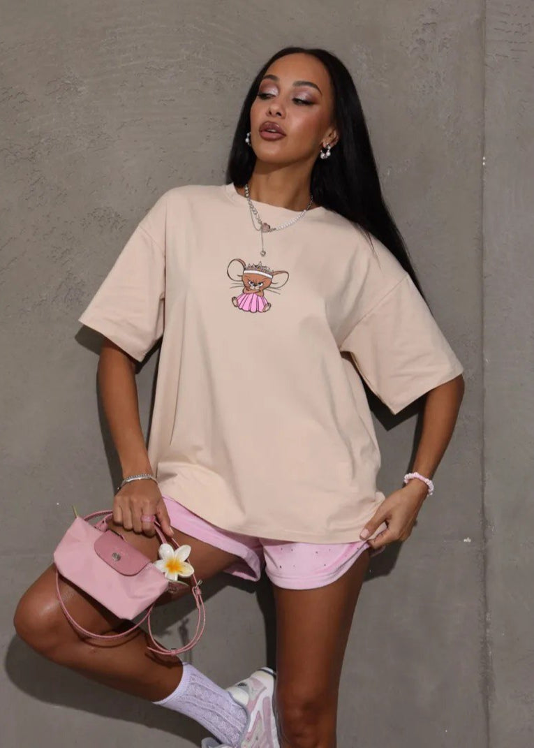 Bossy Mouse Oversized Tee – Beige Graphic T-shirt With Cartoon Queen Mouse Print